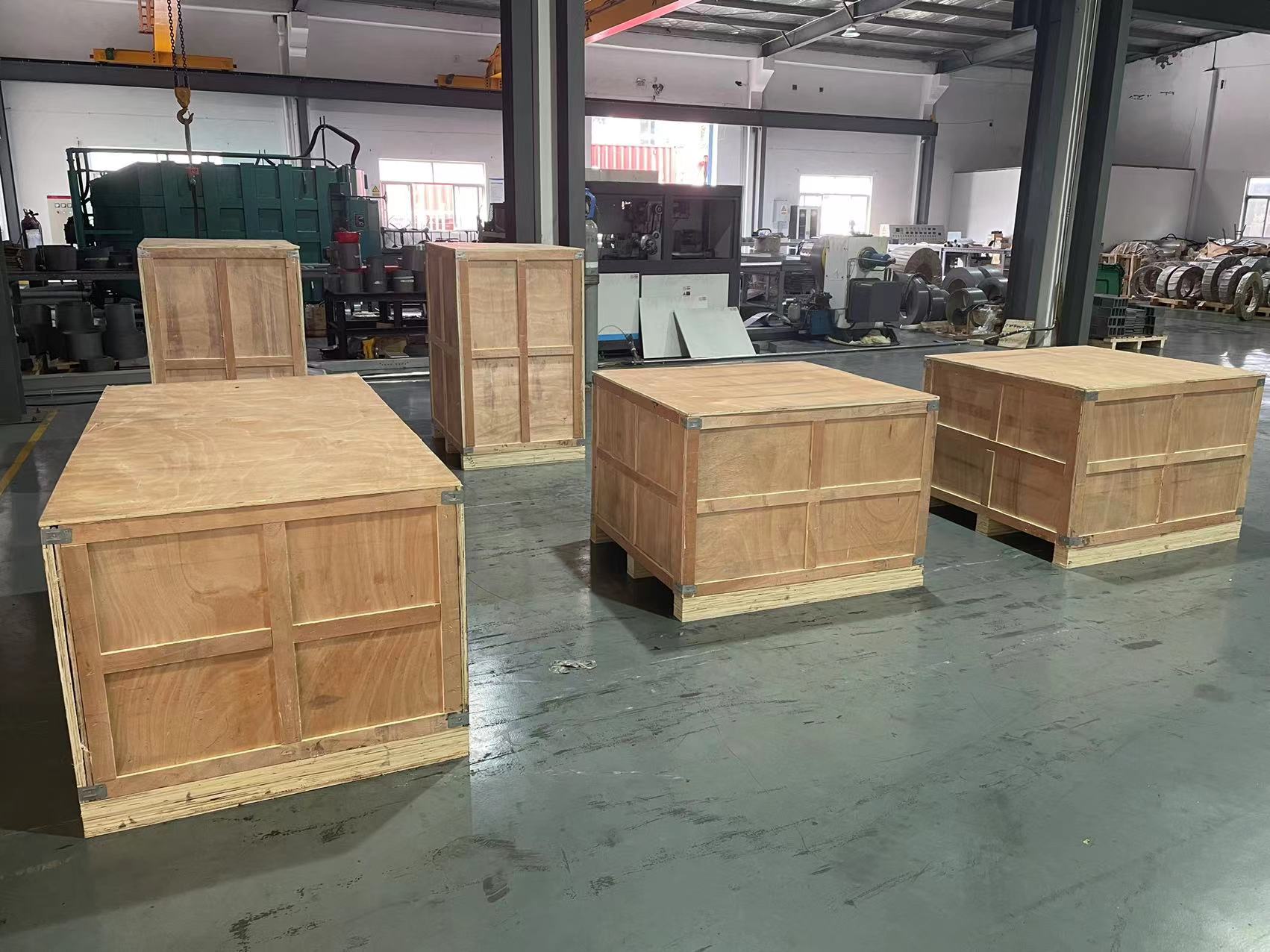 Closed reinforced wooden cases with pallet-style bases